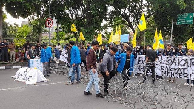 Demo BBM di Istana Bogor, Mahasiswa Terobos dan Rusak Kawat Duri