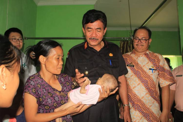 Bupati Nisbar Kunjungi Balita Gizi Buruk
