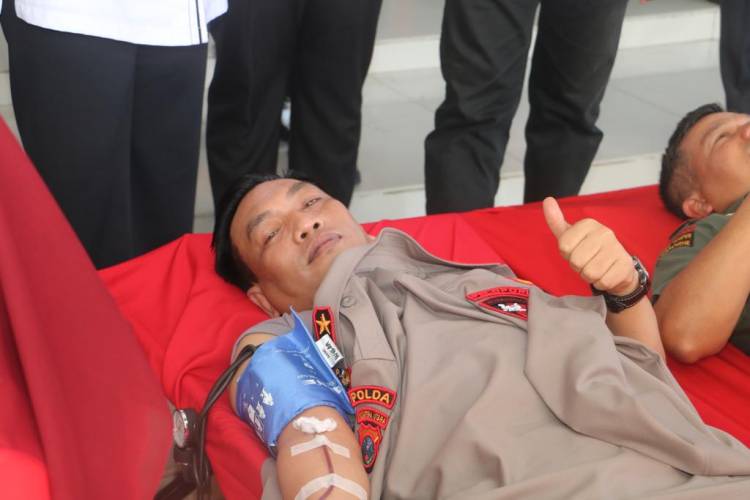 Sambut HUT ke-77 TNI, Kapolda Sumut Ikut Donor Darah