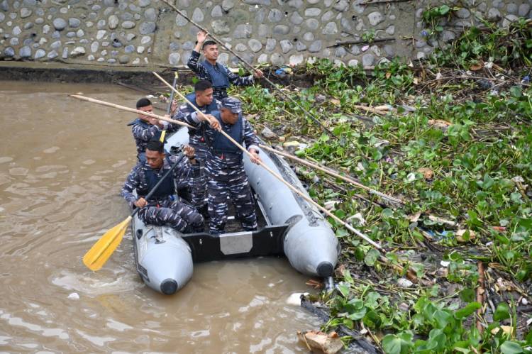 TNI AL Lanal TBA Bersih-bersih Maritim di Tanjungbalai