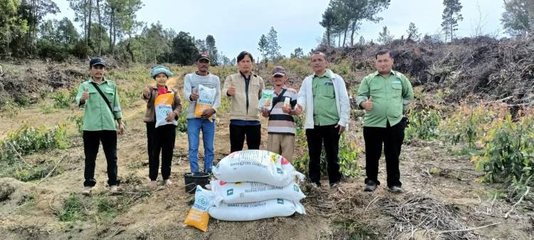 TPL Sektor Aek Raja Beri Bantuan Benih dan Pupuk kepada Petani Binaan