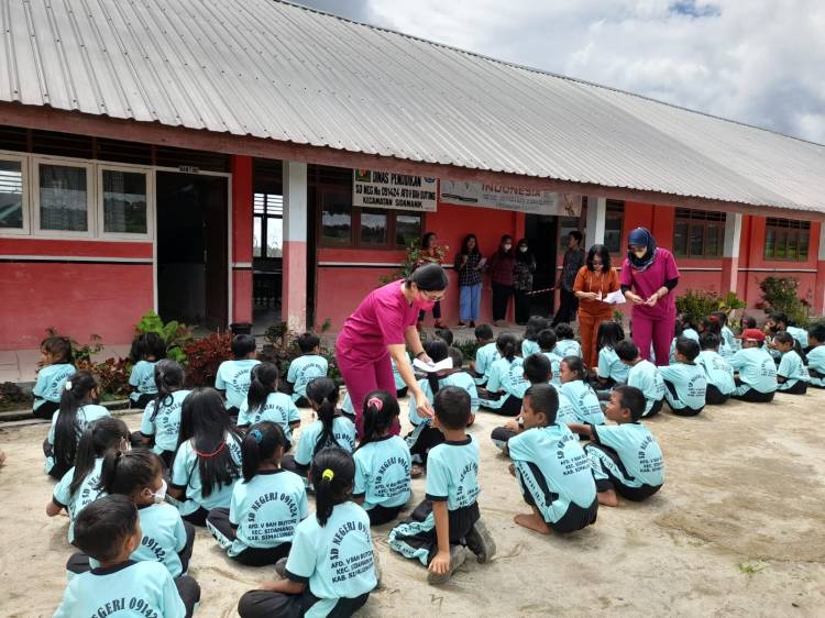 Puskesmas Sarimatondang Bagikan Obat Cacing kepada Siswa SD Afdeling VI Kebun Bah Butong