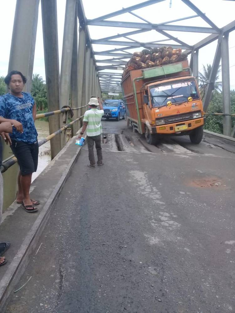 Warga Serbajadi Sergai Minta Gubernur Sumut Segera Perbaiki Titi Besi Sungai Ular