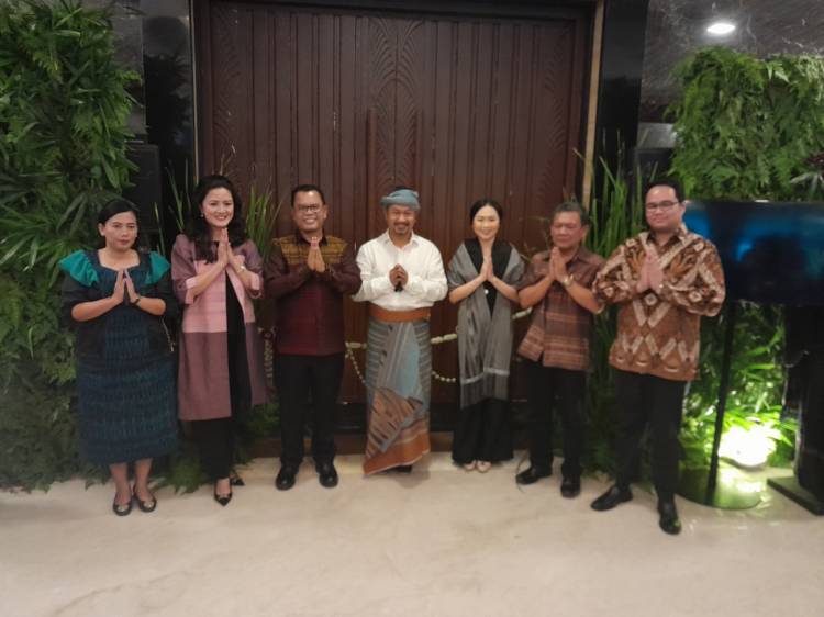 Rayakan 20 Tahun Berkarya, Desainer Torang Sitorus Pamerkan Koleksi Ulos dan Artefak di Medan