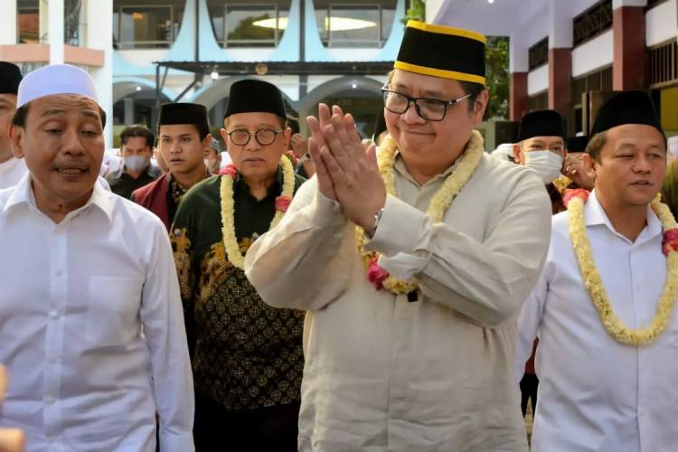 Kunjungan Airlangga ke Pesantren untuk Jaga Basis Konstituen di Jatim