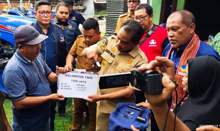 NasDem Sergai Salurkan Bantuan Traktor dari Kementerian Pertanian di Tebingtinggi dan Perbaungan