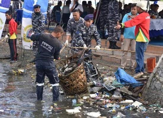 Dicemari Sampah, Lantamal I dan Masyarakat Bersihkan Perairan Belawan