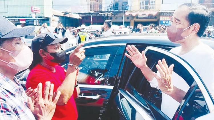 Kala Jokowi Temui Ibu-ibu Pendemo di Sentani, Langsung Beri Solusi