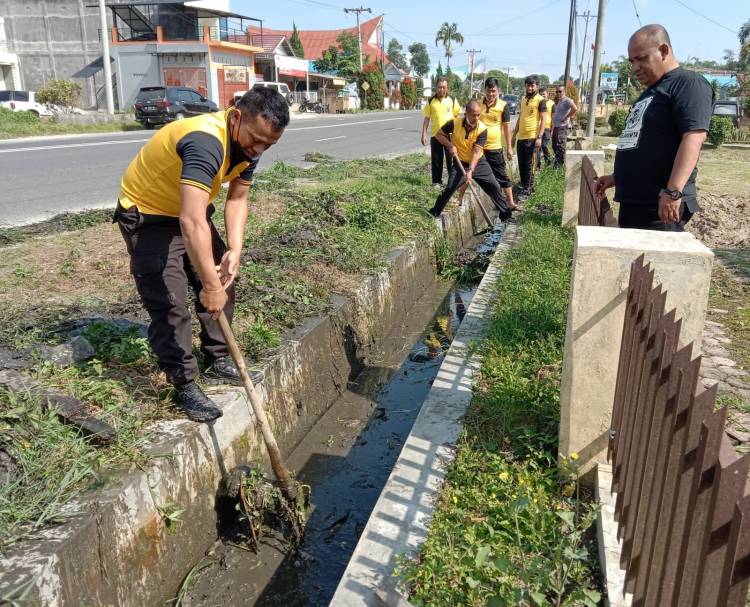 Peduli Lingkungan, Polsek Raya Bersihkan Parit