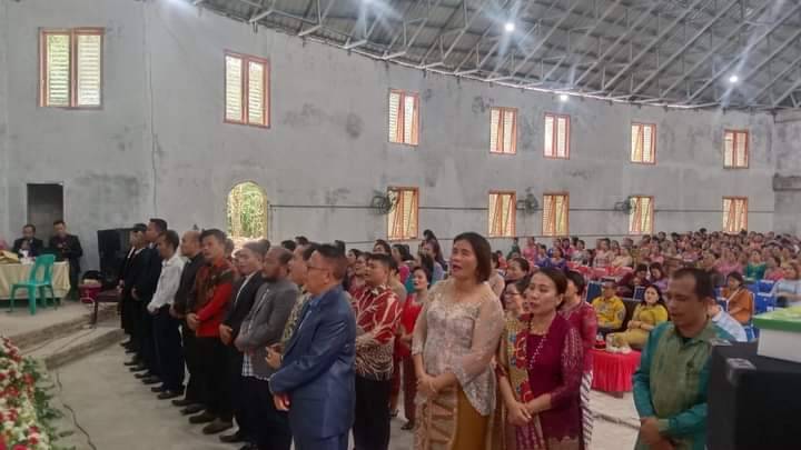 Bupati Nisbar Kagumi  Kemegahan Gedung Gereja ONKP Sitolihili