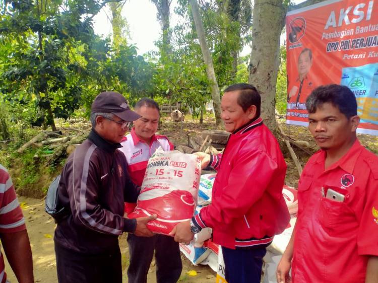 PDIP Sumut Bagikan Bibit Jagung dan Pupuk pada Petani di Samosir