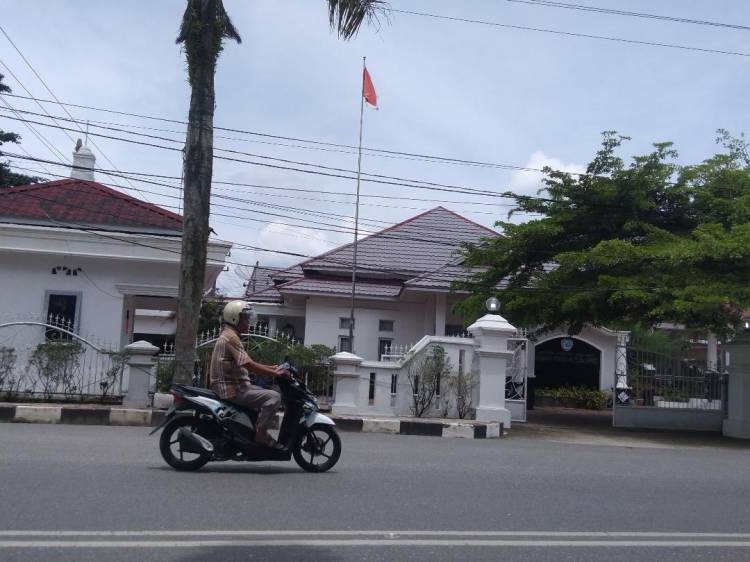 30 September 2022, Bendera Dipasang 1 Tiang Penuh di Rumah Dinas Ketua DPRD Labuhanbatu