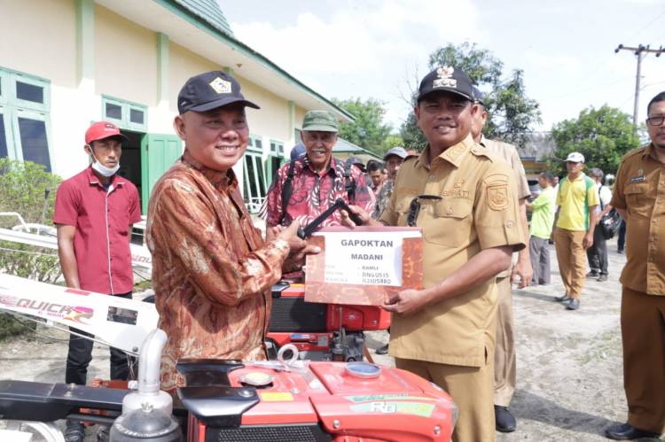 Serahkan Bantuan Traktor, Bupati Sergai Ajak Petani Beternak