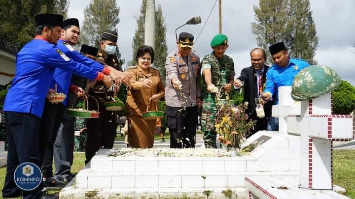 Peringati Sumpah Pemuda, Pemkab Karo Tabur Bunga di TMP