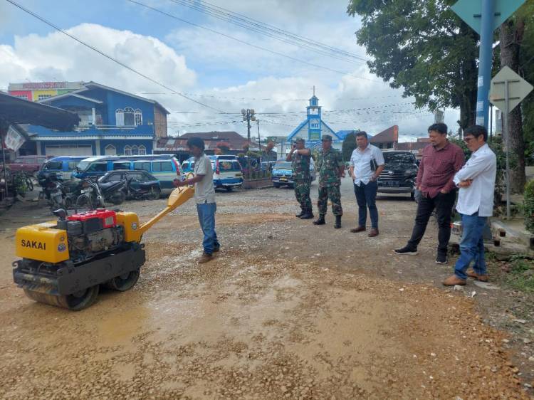 Kadin Dairi dan Kodim 0206 Perbaiki Jalan Rusak di Sidikalang