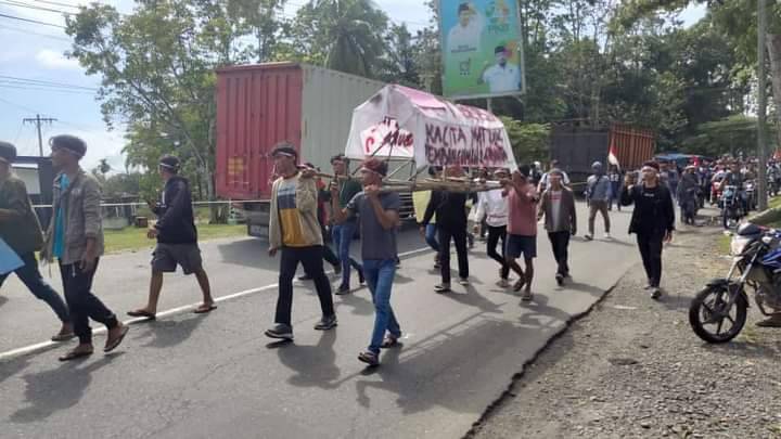 Protes Jalan Rusak Parah, Warga Empat Kecamatan Datangi Kantor Bupati dan DPRD Labura