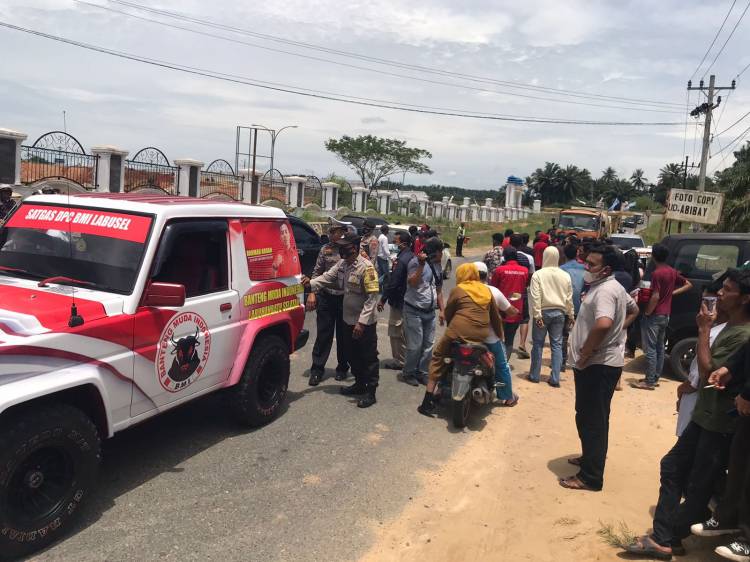 Massa BMI Hadang KPK di Depan Kantor Bupati Labusel