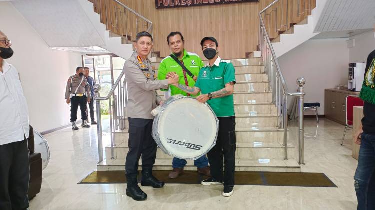 Kapolrestabes Medan Berikan Drum Band ke Suporter PSMS Medan