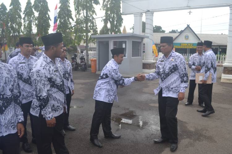 HUT Ke-77 PGRI, Kepala SMKN 1 Padangsidimpuan Ajak Guru Merubah Diri