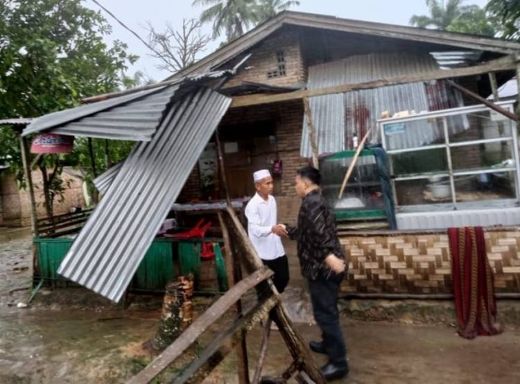 6 Rumah Rusak Diterjang Puting Beliung di Aek Kota Batu