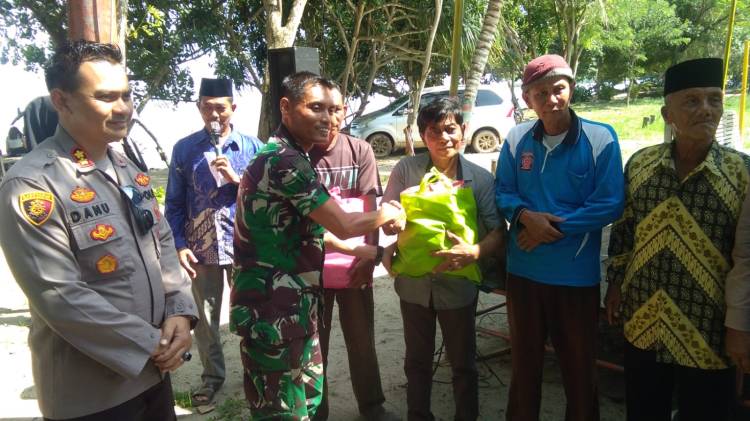 TNI-Polri dan Warga Gelar Gotongroyong Timbun Jalan Rusak di Pangkalan Susu