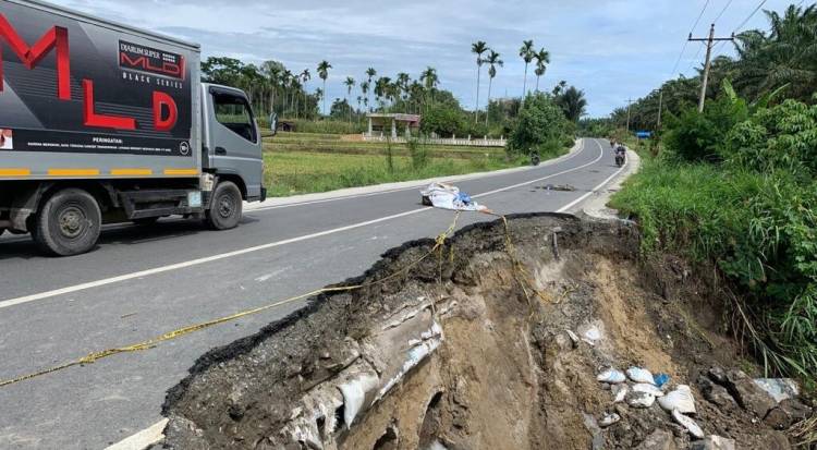 DPRD SU Desak Dinas BMBK Perbaiki Dua Titik Ruas Jalan Provinsi di Simalungun yang Terancam Putus