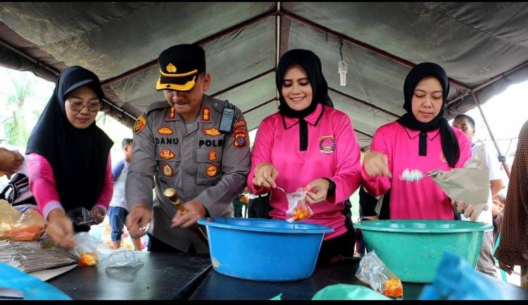 Salurkan Bansos Kapolri dan Kapolda Sumut