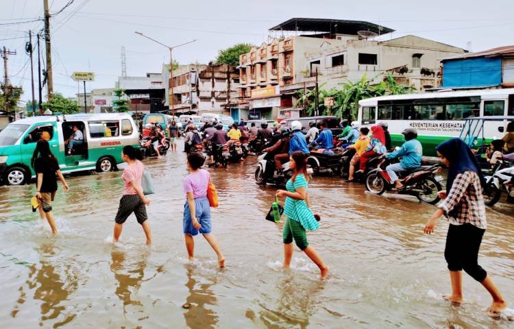 Banjir Masih Merendam, Arus Lalu Lintas di Medan Labuhan Semrawut