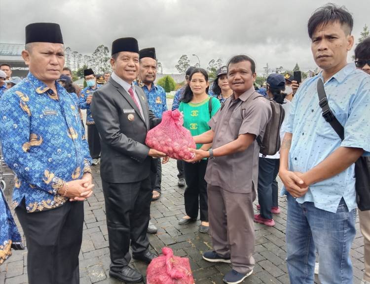 Bupati Simalungun Serahkan Bantuan 7 Ton Bibit Bawang Merah