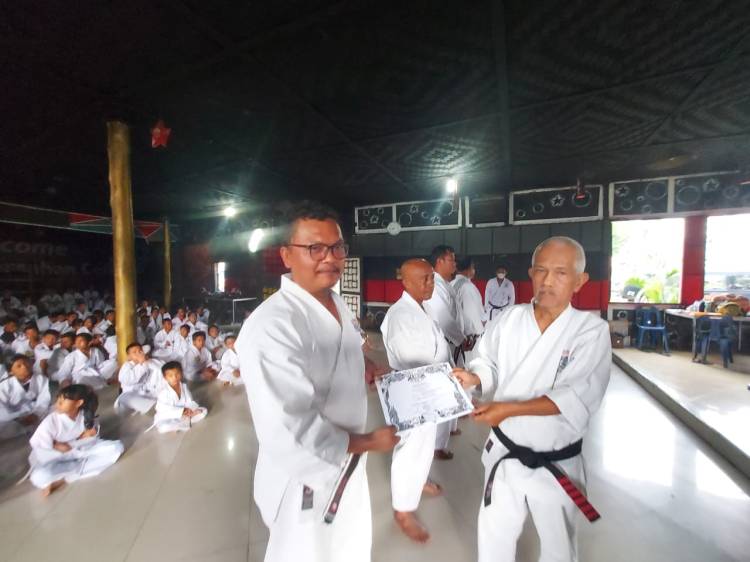 Seratusan Karate-DO Tako Pengcab Toba Ujian Kenaikan Tingkat di Ajibata