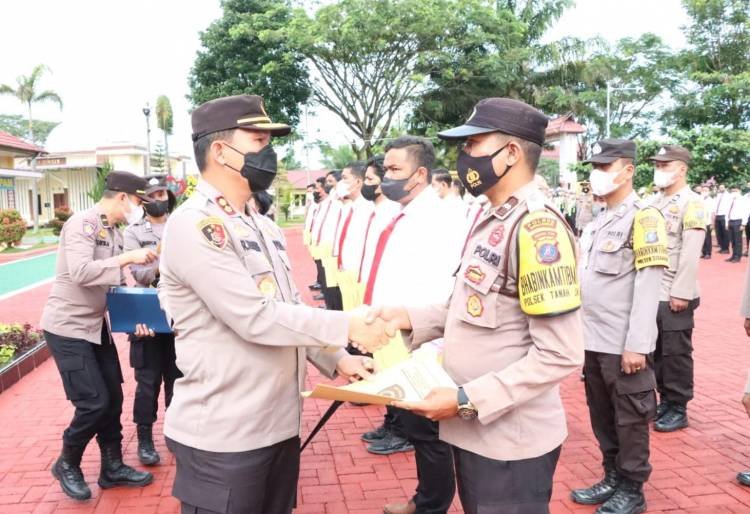 Kapolres Simalungun Beri Penghargaan Kepada Personel Berprestasi