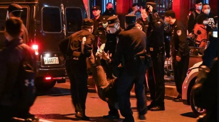 Jurnalis Asing Ditahan dan Dipukuli Polisi saat Liput Demo Tuntut Xi Mundur