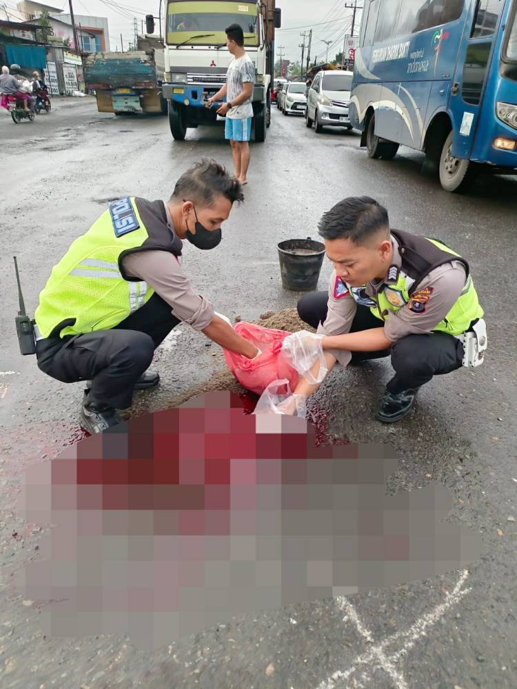 Bapak dan Anak Tewas Terlindas Dump Truk di Deliserdang