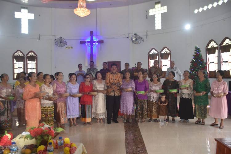 Khenoki Waruwu Ajak Jemaat  BNKP Koinonia Fadorobahili Tingkatkan Kekompakkan