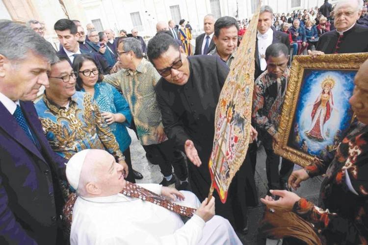 Paguyuban Wartawan Katolik Indonesia Beri Hadiah Khusus ke Paus Fransiskus di Vatikan