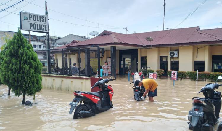 Mapolsek Medan Labuhan Terendam Banjir