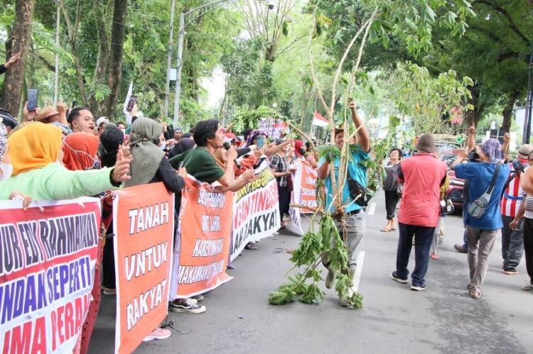 Warga Sibolangit "Kepung"  DPRD SU Tolak Rencana Pemprov  Usir Warga dari Bumper Sibolangit