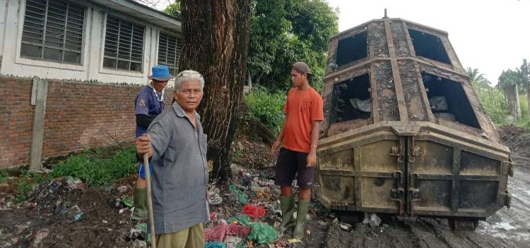 Pemerintah Kelurahan Perdagangan I dan Warga Bersihkan Sampah Menumpuk