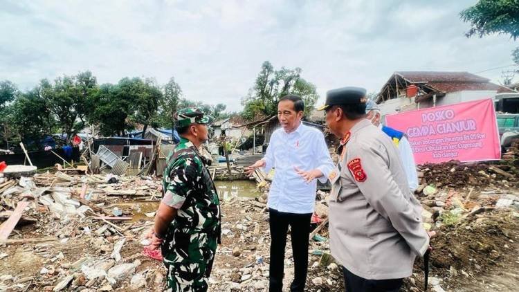 Jokowi ke Pangdam-Kapolda: Gerakkan TNI-Polri Bersihkan Puing Rumah Cianjur