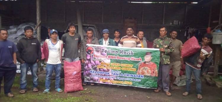 Ketua DPRD SU Salurkan 2,8 Ton Bibit Bawang Merah dan 16 Ton Pupuk Organik ke Petani Karo
