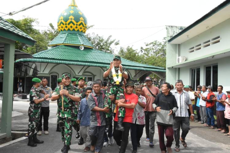 Kunker ke Sibolga, Kasdam I/BB Dibopong Penarik Beca Masuki Markas Tentara