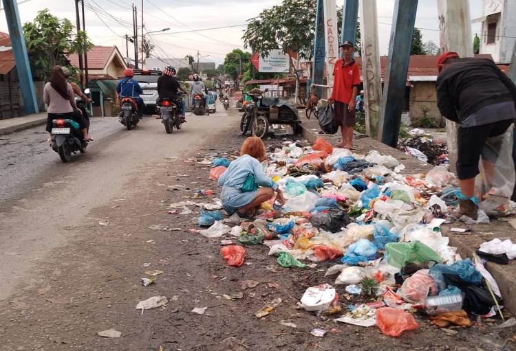 Sampah Menumpuk di Jembatan Sungai Deli