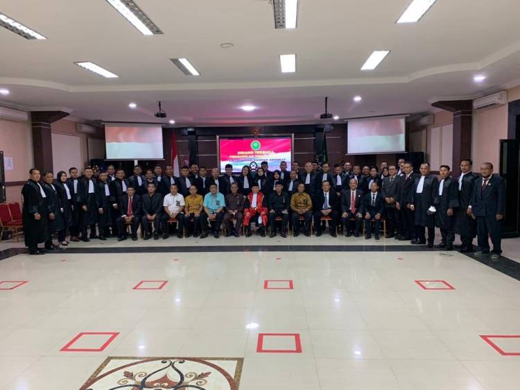 Wakil Ketua PT Medan Ambil Sumpah 40 Advokat Muda IKADIN Sumut