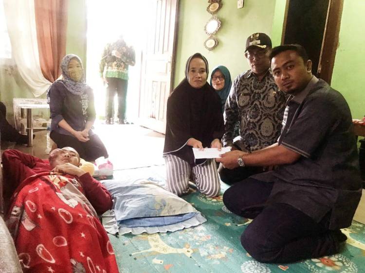 Kader Partai Golkar Sumut Bantu Penderita Tumor di Langkat