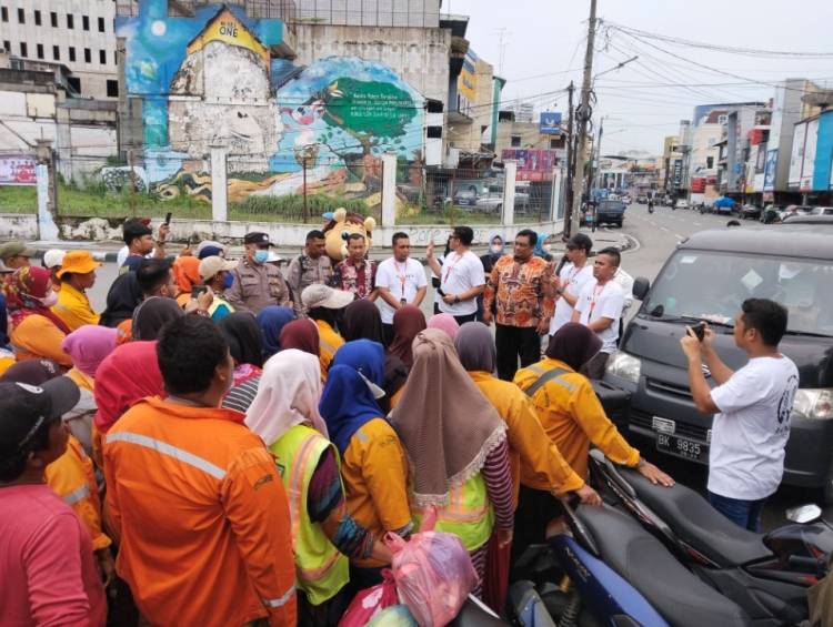 Peringati Hari Ibu, MamaParfum Semprotkan Wewangian pada Warga dan Pasukan Oranye di Medan