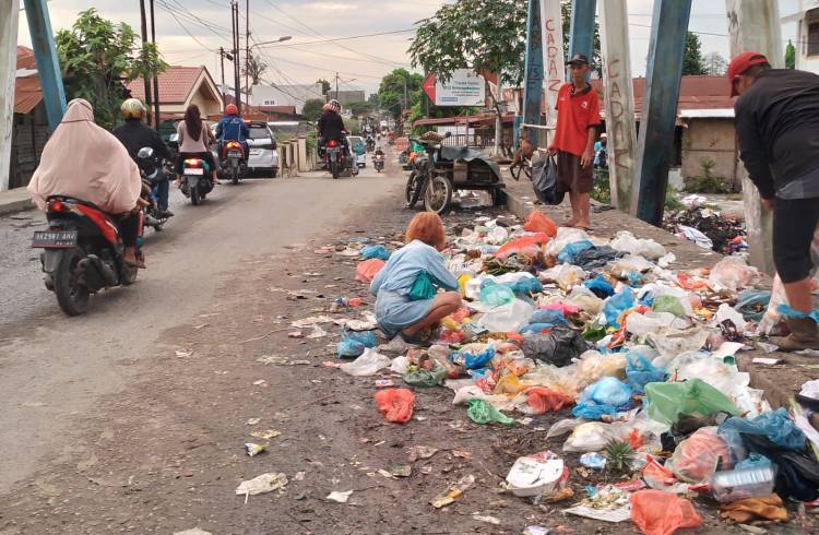 Sampah Menumpuk di Jembatan Sungai Deli