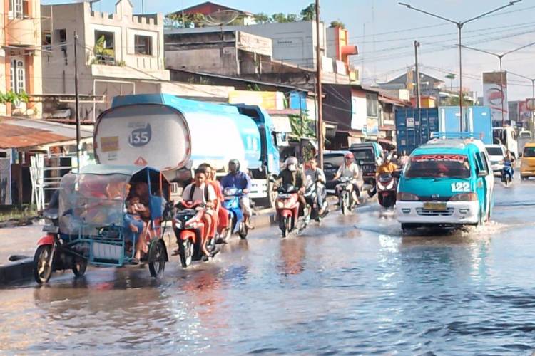 Diguyur Hujan, Jalan KL Yos Sudarso Medan Labuhan Terendam Banjir
