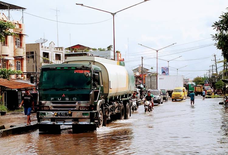Drainase Buruk, Jalan KL Yos Sudarso Medan Labuhan Masih Terendam Banjir