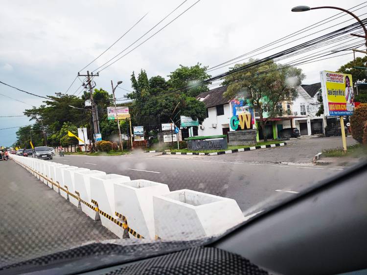 Biang Kemacetan, Median Jalan di Jalan Karya Wisata Agar Ditinjau Ulang