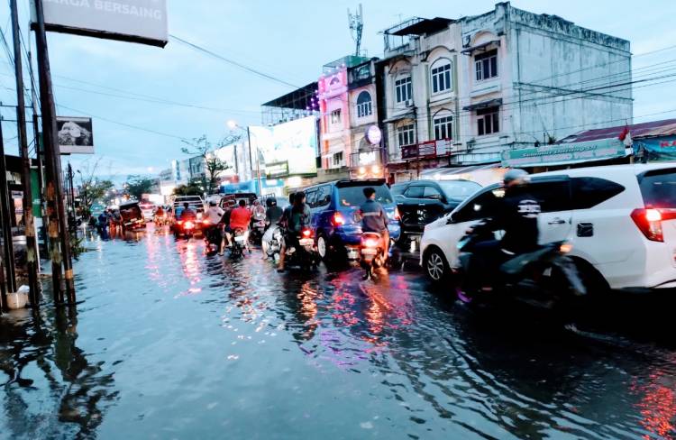 Terendam Banjir, Ratusan Kendaraan Bermotor Terjebak Macet di Jalan Marelan Raya